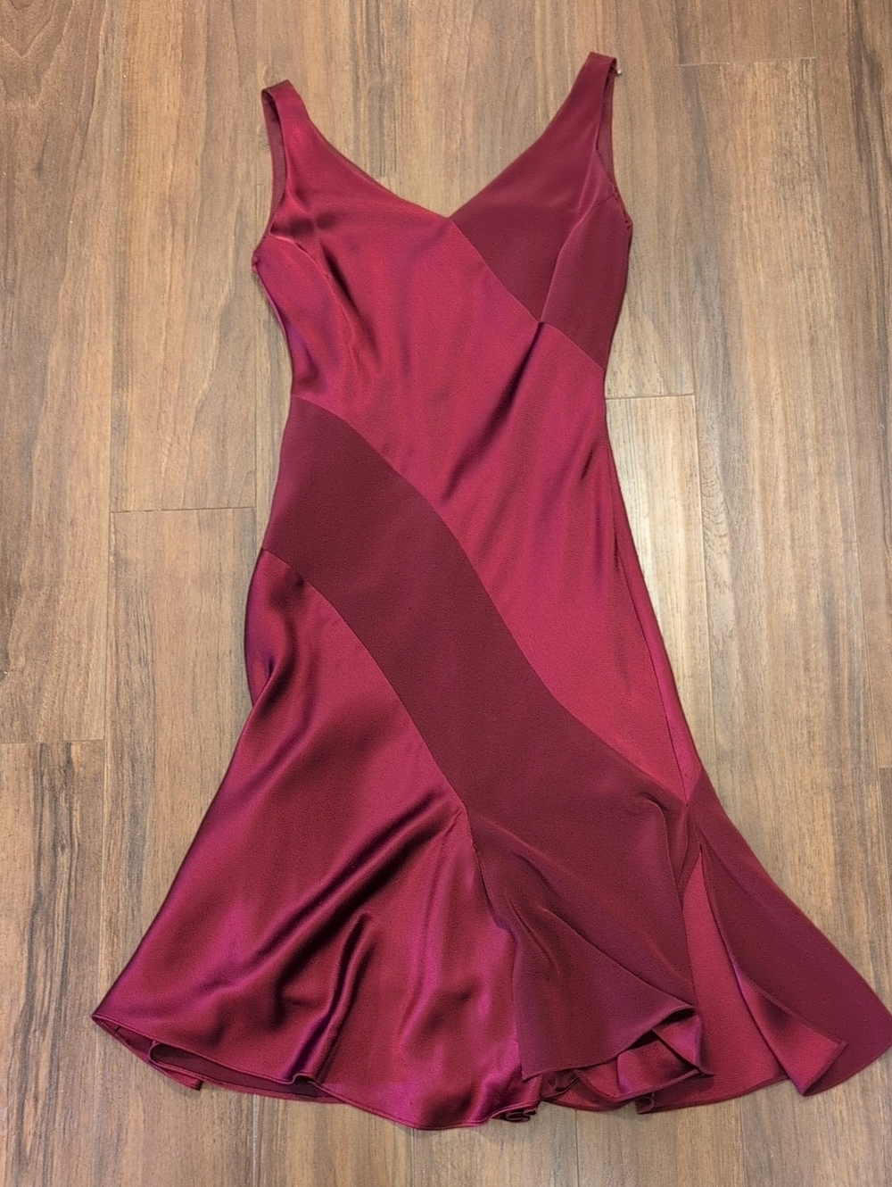 Jones New York vintage Swing Shift Satin V‑Neck Midi Dress in Burgundy